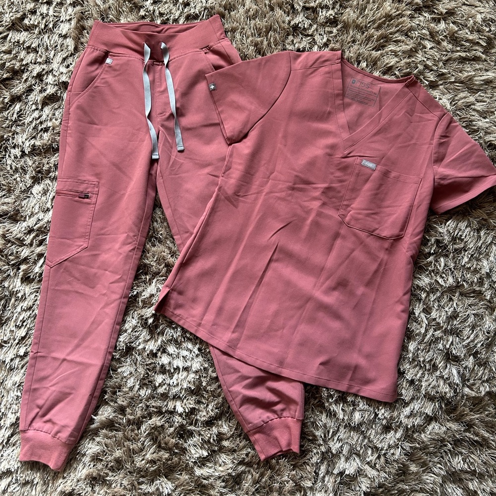 FIGS Technical Collection Scrub Set